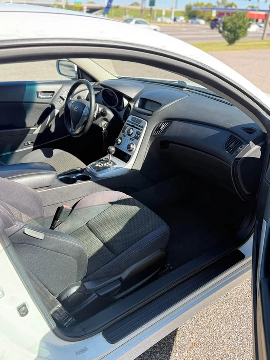2010 Hyundai Genesis Coupe - Image 17 of 20