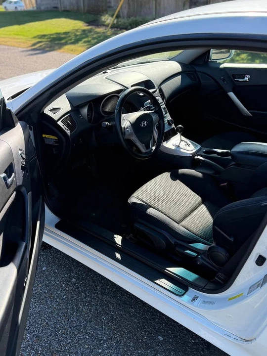 2010 Hyundai Genesis Coupe - Image 15 of 20