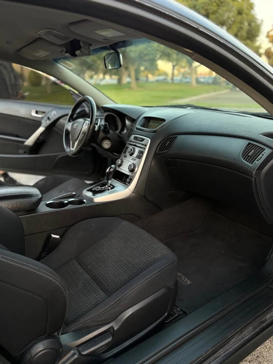2010 Hyundai Genesis Coupe - Image 8 of 10