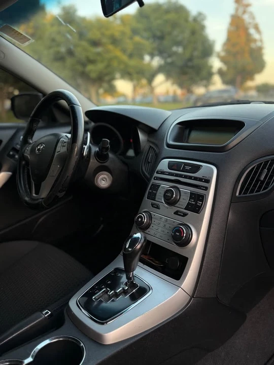 2010 Hyundai Genesis Coupe - Image 6 of 10