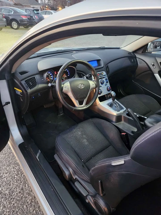 2010 Hyundai Genesis Coupe - Image 9 of 10