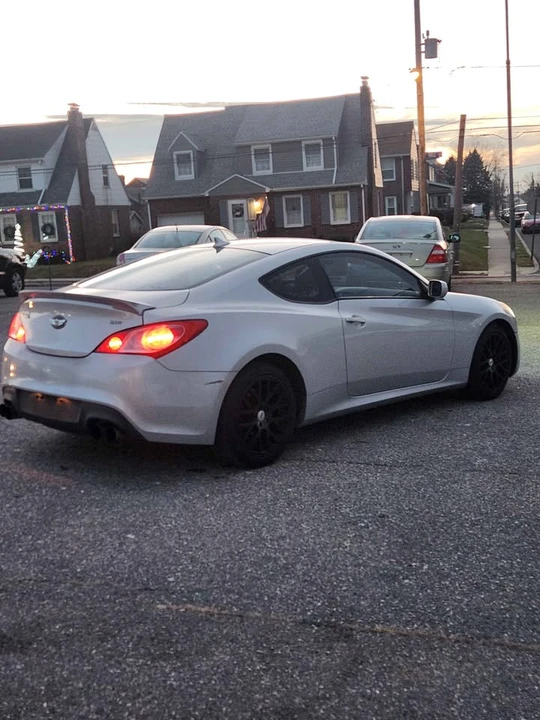 2010 Hyundai Genesis Coupe - Image 6 of 10
