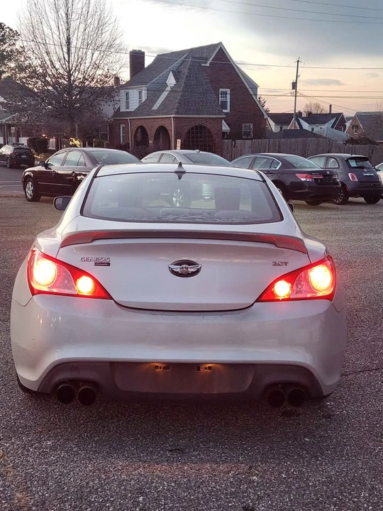2010 Hyundai Genesis Coupe - Image 8 of 10