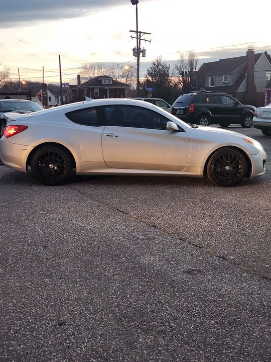 2010 Hyundai Genesis Coupe - Image 5 of 10