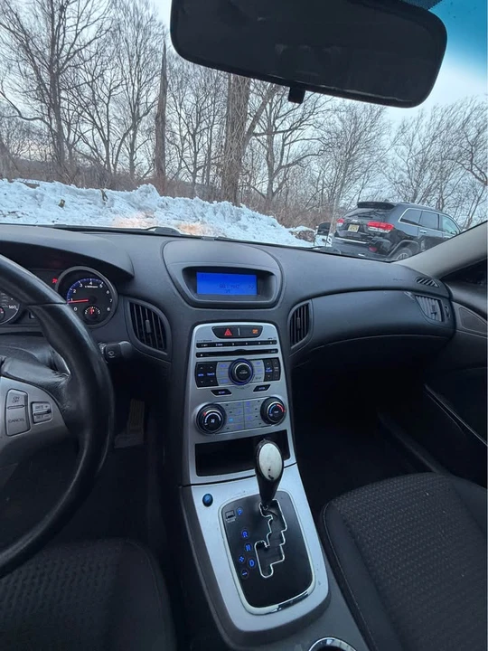 2010 Hyundai Genesis Coupe - Image 6 of 12