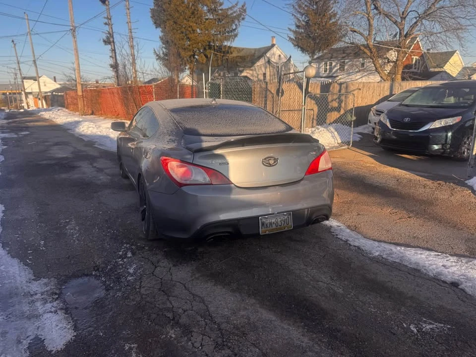 2010 Hyundai Genesis Coupe - Image 6 of 10