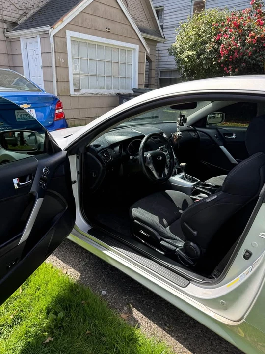 2010 Hyundai Genesis Coupe - Image 8 of 10