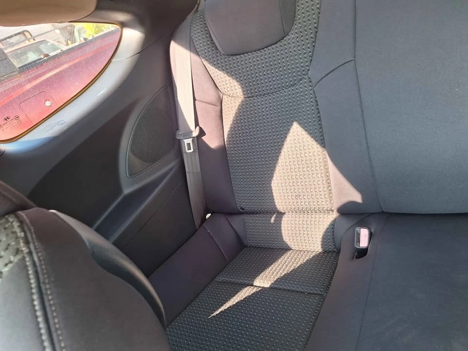 2010 Hyundai - Image 11 of 13