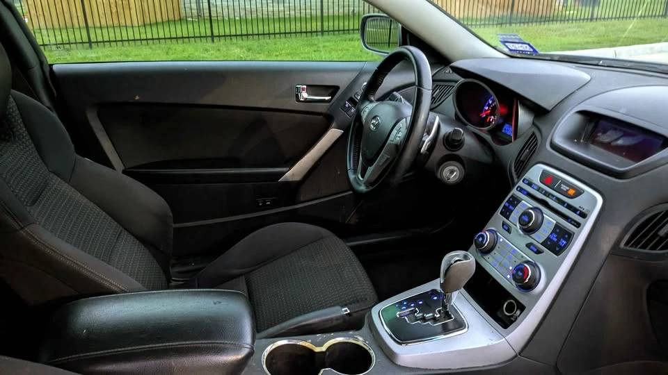 2010 Hyundai Genesis Coupe - Image 6 of 8