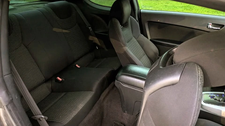 2010 Hyundai Genesis Coupe - Image 7 of 8