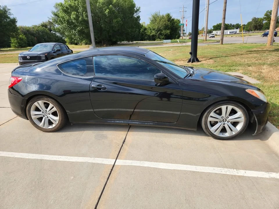 2010 Hyundai Genesis Coupe - Image 2 of 4