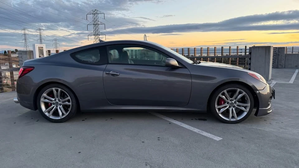 2010 Hyundai Genesis Coupe - Image 6 of 8