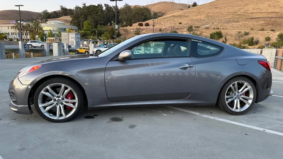 2010 Hyundai Genesis Coupe - Image 3 of 8