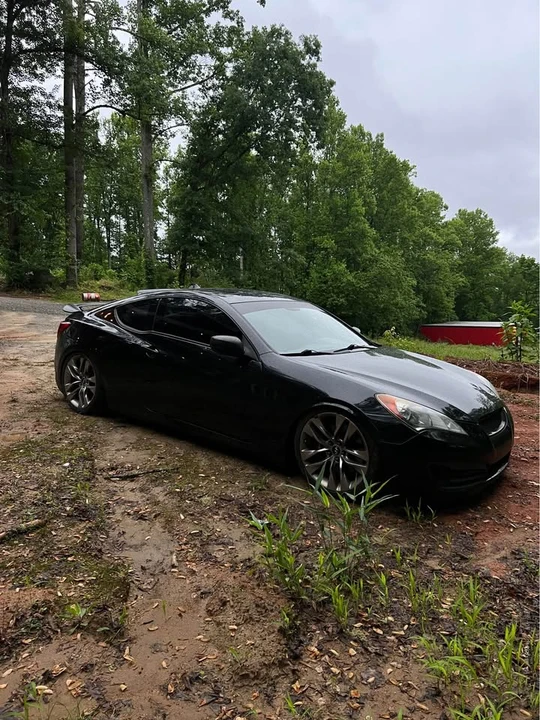 2010 Hyundai Genesis Coupe - Image 2 of 11