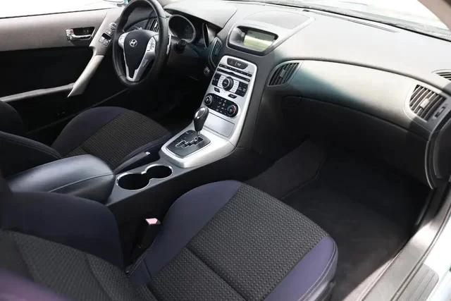2010 Hyundai Genesis Coupe - Image 16 of 17