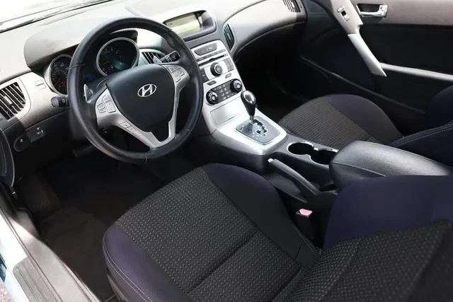 2010 Hyundai Genesis Coupe - Image 9 of 17