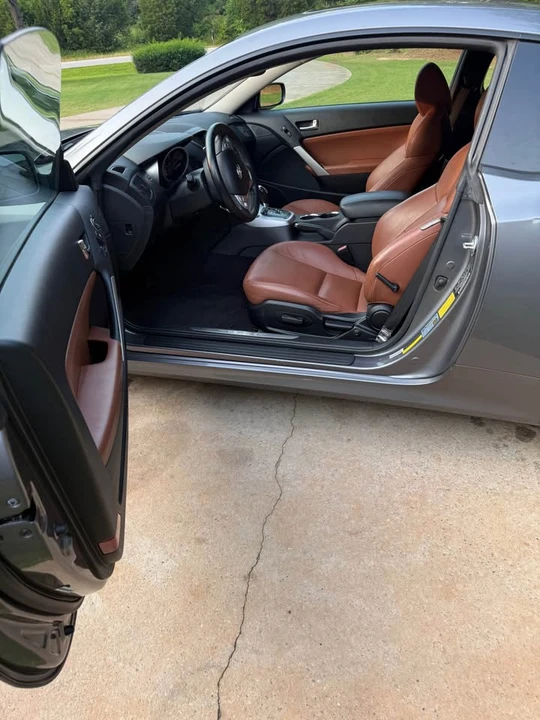 2010 Hyundai Genesis Coupe - Image 10 of 15