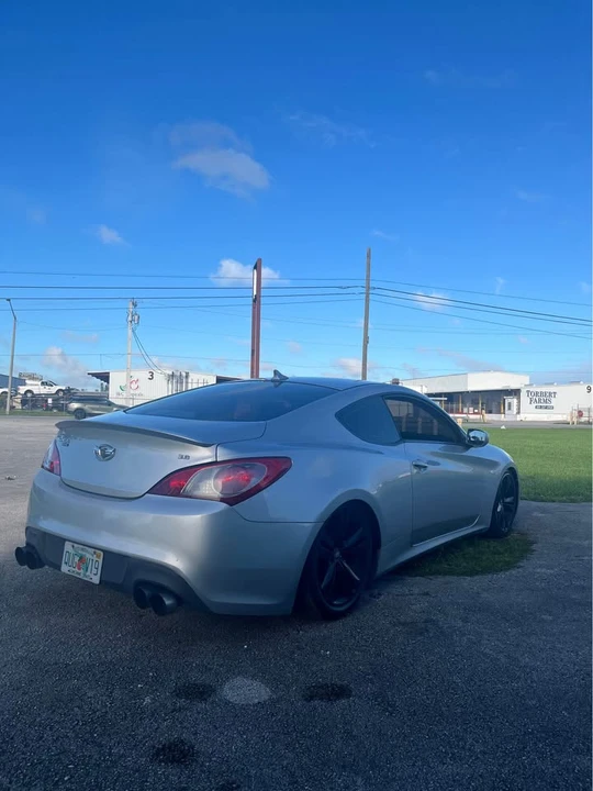 2010 Hyundai Genesis Coupe - Image 5 of 10