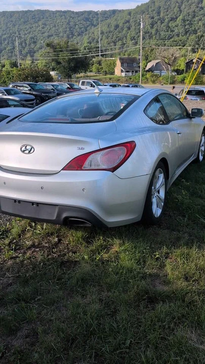 2010 Hyundai Genesis Coupe - Image 2 of 2