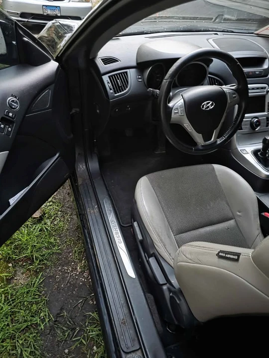 2010 Hyundai Genesis Coupe - Image 10 of 15