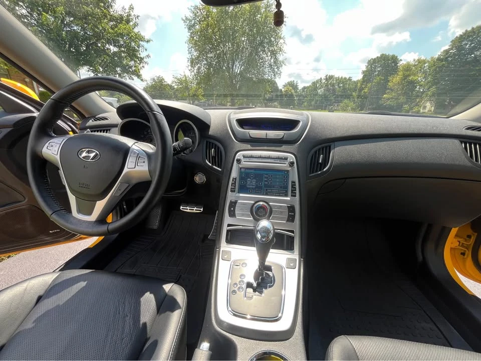 2010 Hyundai Genesis Coupe - Image 10 of 20