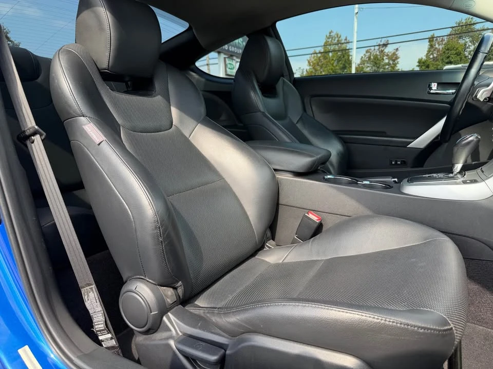 2010 Hyundai Genesis Coupe - Image 10 of 17