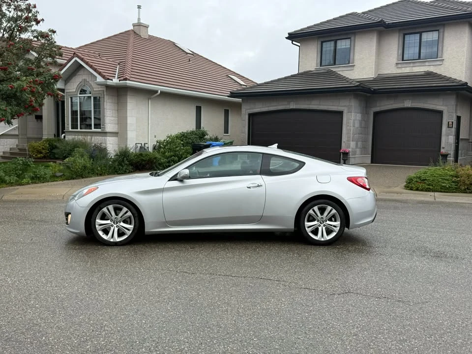 2010 Hyundai Genesis Coupe - Image 4 of 8