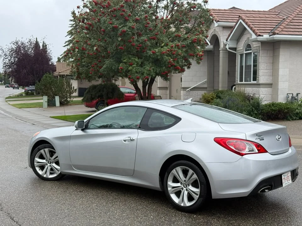 2010 Hyundai Genesis Coupe - Image 3 of 8