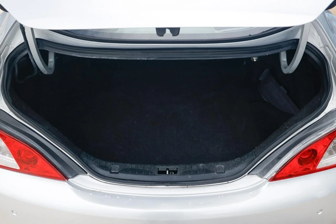 2010 Hyundai Genesis Coupe - Image 23 of 31
