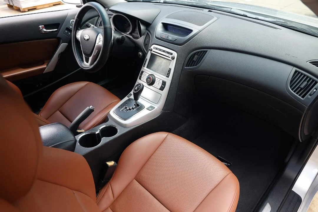 2010 Hyundai Genesis Coupe - Image 16 of 31