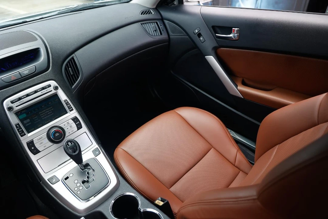 2010 Hyundai Genesis Coupe - Image 21 of 31