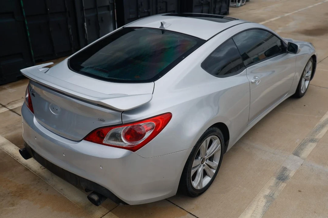 2010 Hyundai Genesis Coupe - Image 11 of 31