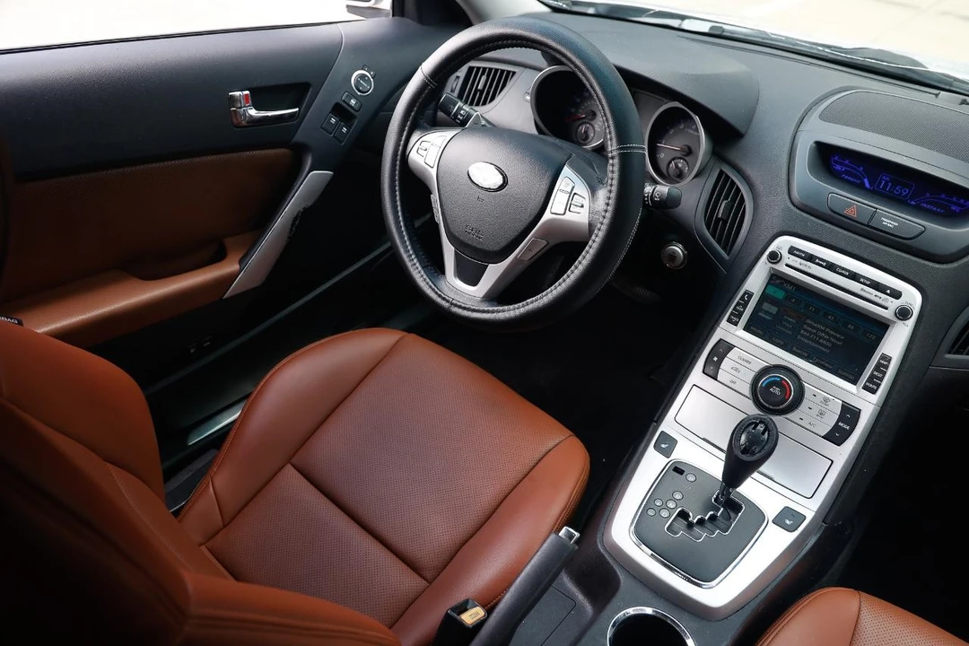 2010 Hyundai Genesis Coupe - Image 20 of 31