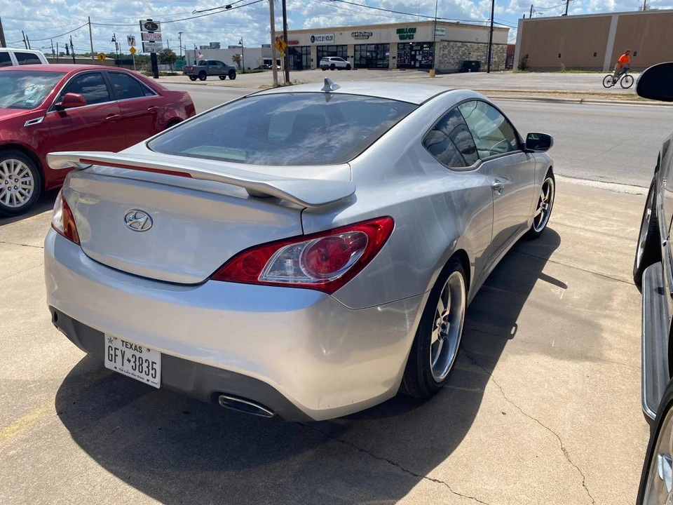 2010 Hyundai Genesis Coupe - Image 5 of 11