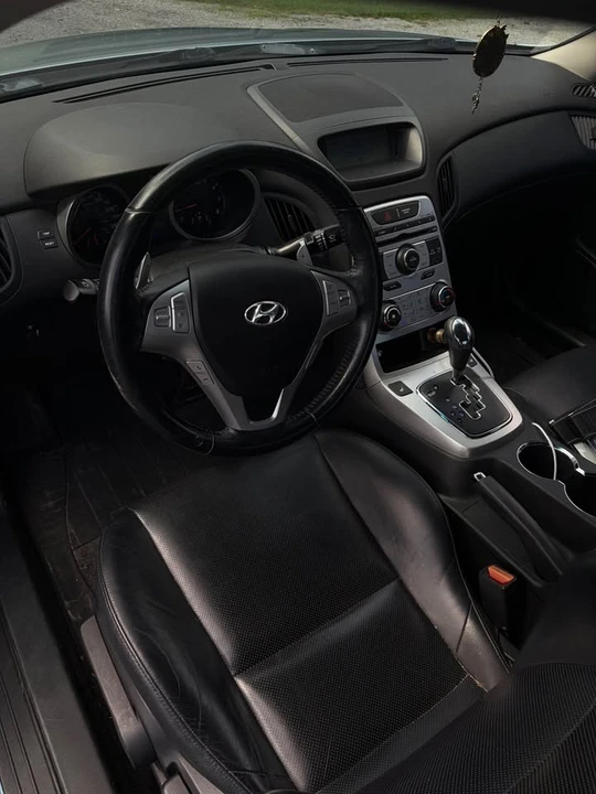 2010 Hyundai Genesis Coupe - Image 3 of 8