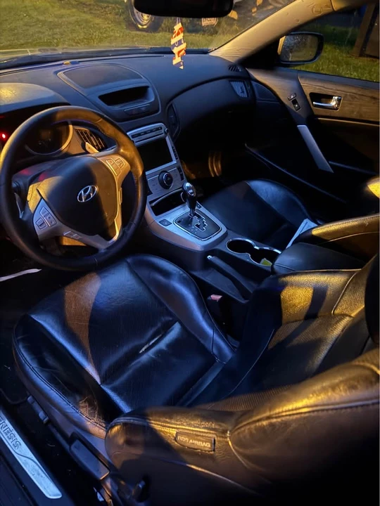 2010 Hyundai Genesis Coupe - Image 4 of 5
