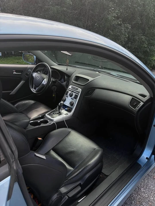 2010 Hyundai Genesis Coupe - Image 4 of 8