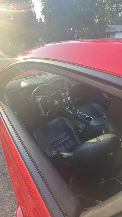 2010 Hyundai Genesis Coupe - Image 6 of 12