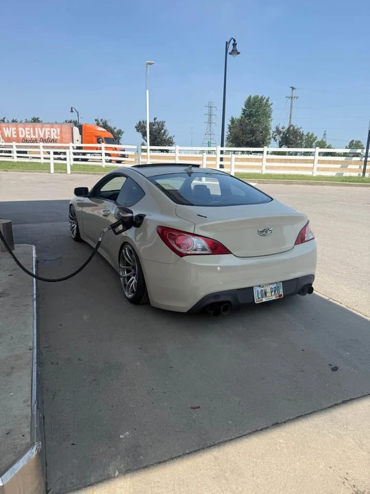 2010 Hyundai Genesis Coupe - Image 3 of 4