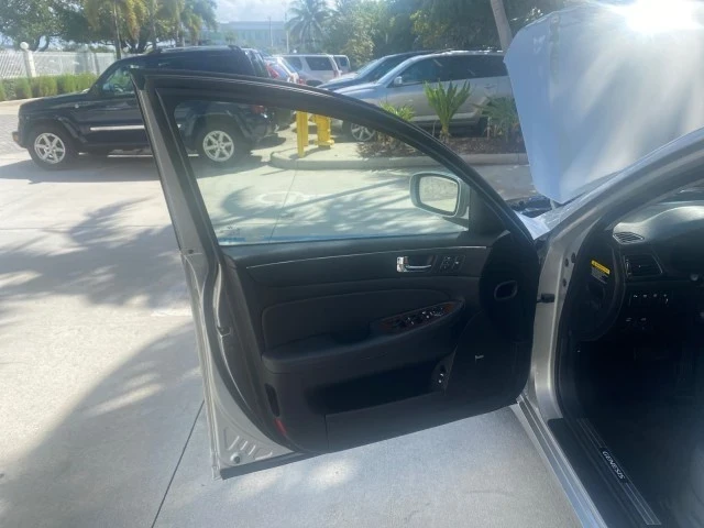 2010 Hyundai Genesis - Image 10 of 21