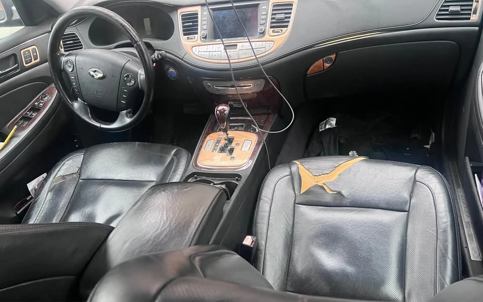 2010 Hyundai Genesis - Image 3 of 3