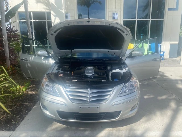 2010 Hyundai Genesis - Image 18 of 21