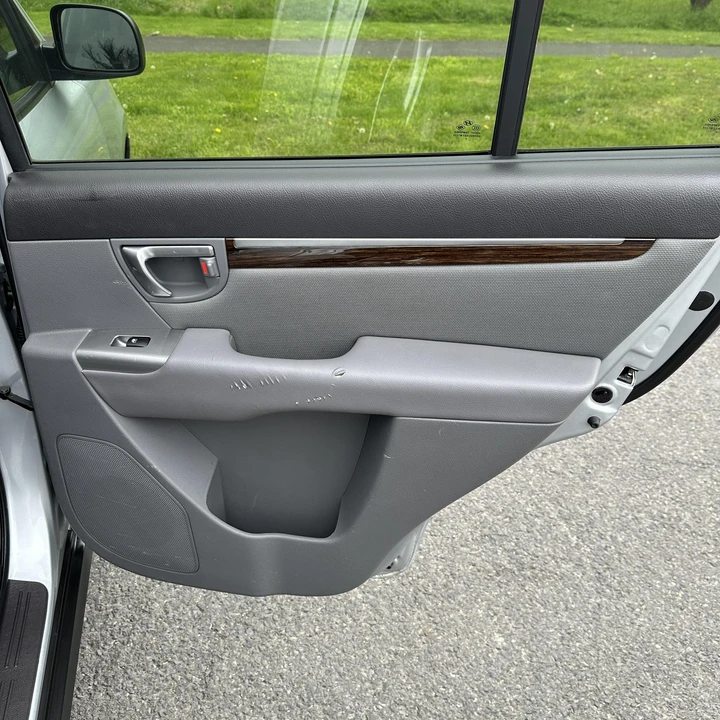 2010 Hyundai Santa Fe - Image 17 of 21