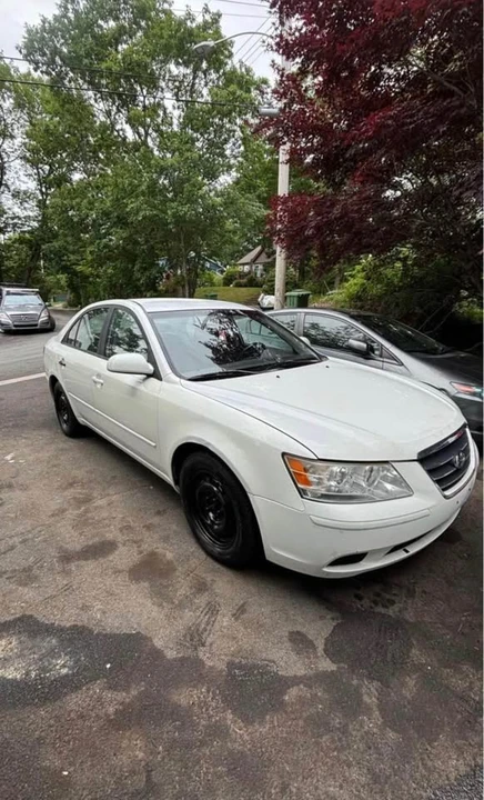 2010 Hyundai Sonata - Image 2 of 3
