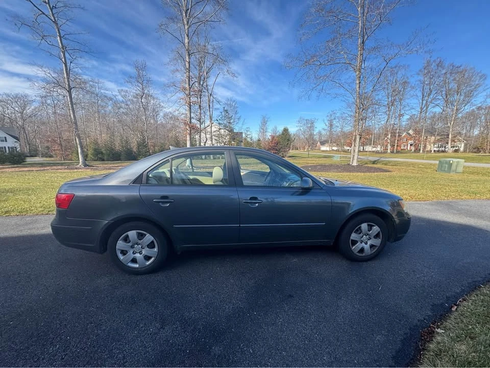 2010 Hyundai Sonata - Image 2 of 3