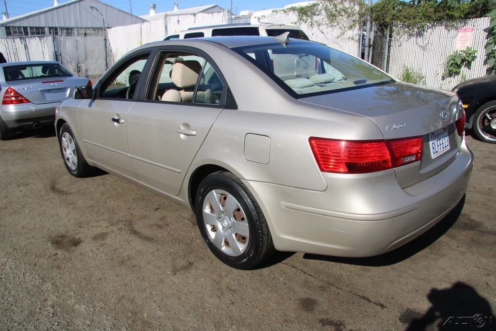 2010 Hyundai Sonata - Image 4 of 21