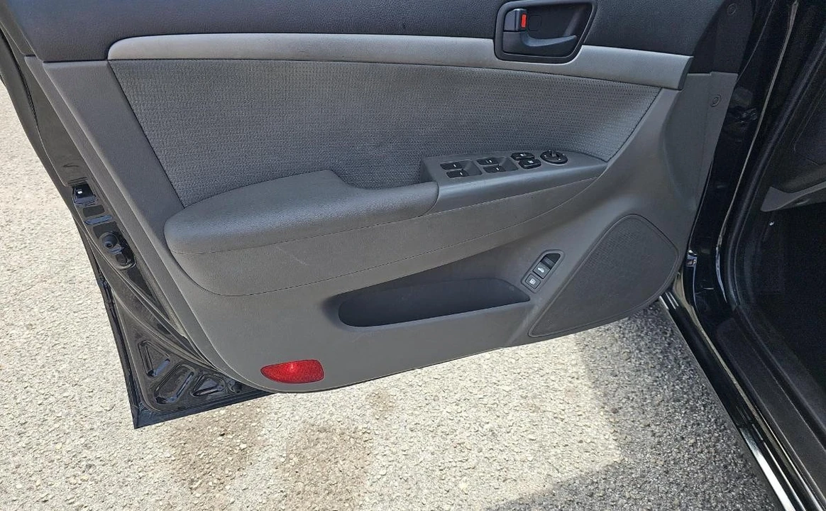 2010 Hyundai Sonata - Image 9 of 13