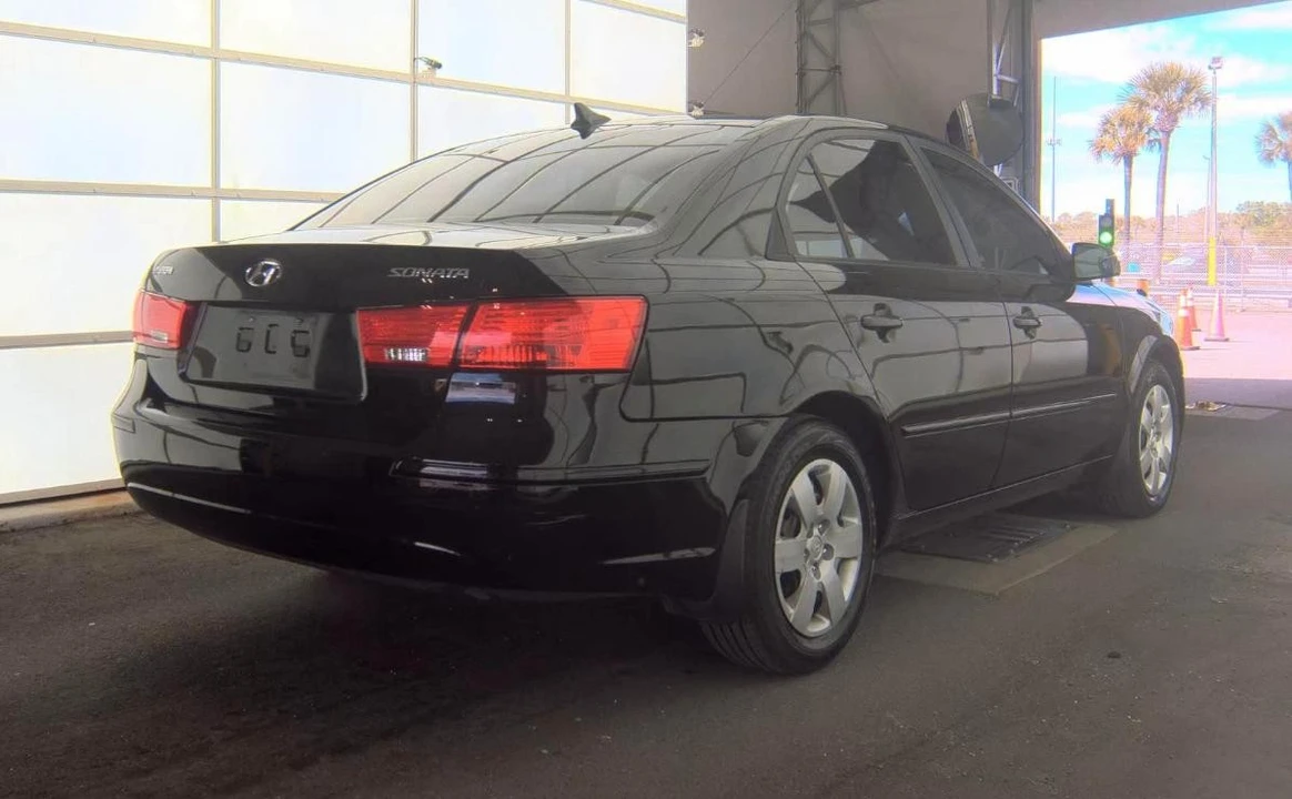 2010 Hyundai Sonata - Image 4 of 13