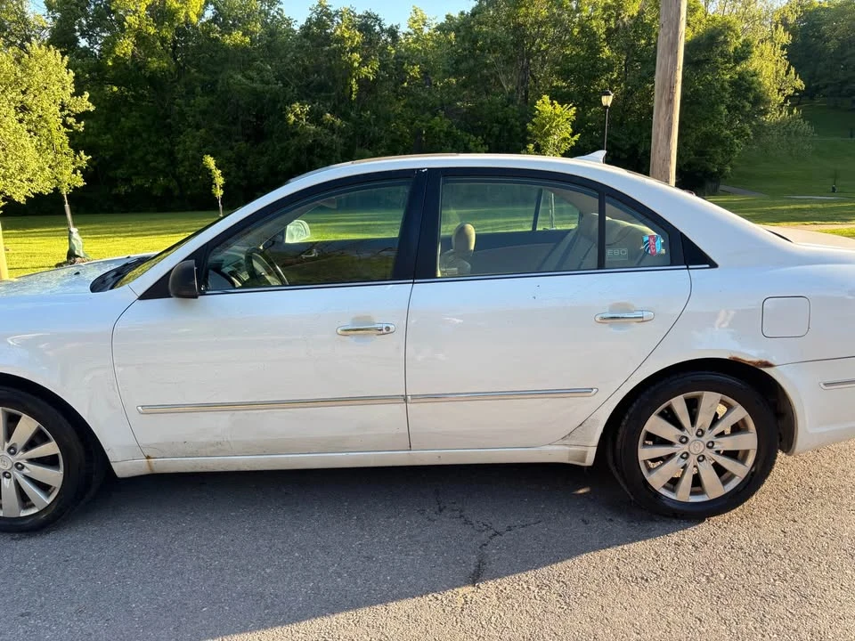 2010 Hyundai Sonata - Image 3 of 5