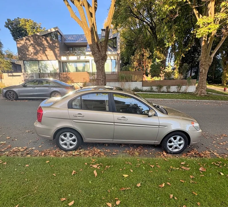 2010 Hyundai Accent - Image 2 of 9